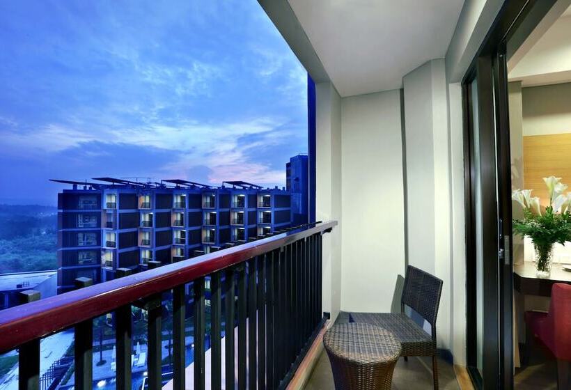 带泳池观景的豪华房, Aston Sentul Lake Resort & Conference Center