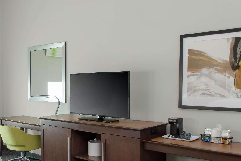 キングサイズベッドのスタンダードルーム, Hampton Inn & Suites Columbus Scioto Downs