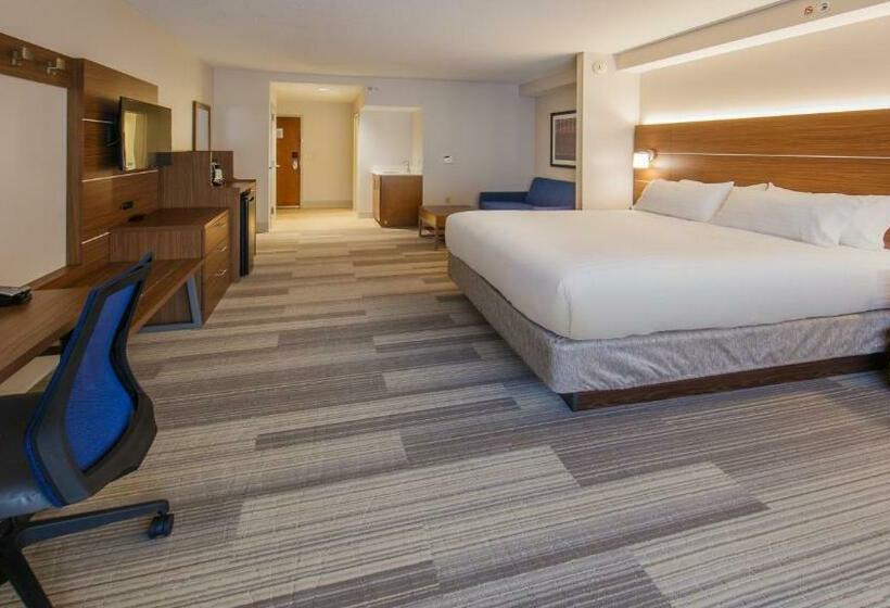 מיטת קינג בסוויטה, Holiday Inn Express Gatlinburg Downtown, An Ihg