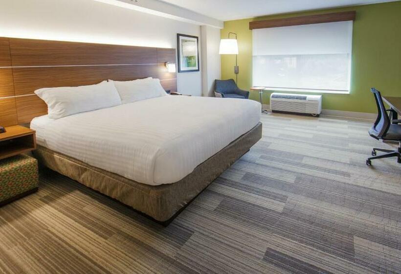 מיטת קינג בסוויטה, Holiday Inn Express Gatlinburg Downtown, An Ihg