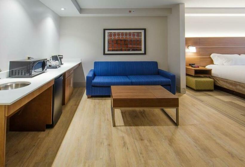 מיטת קינג בסוויטה, Holiday Inn Express Gatlinburg Downtown, An Ihg