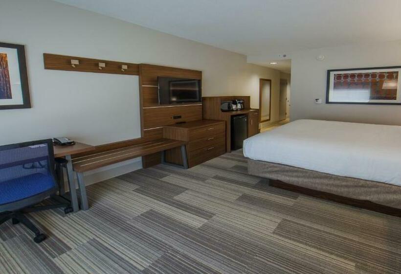 מיטת קינג בסוויטה, Holiday Inn Express Gatlinburg Downtown, An Ihg