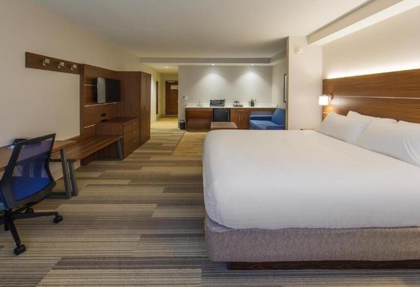 מיטת קינג בסוויטה, Holiday Inn Express Gatlinburg Downtown, An Ihg