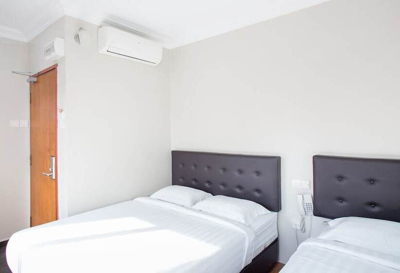 חדר דלוקס לשלושה, Pj Park