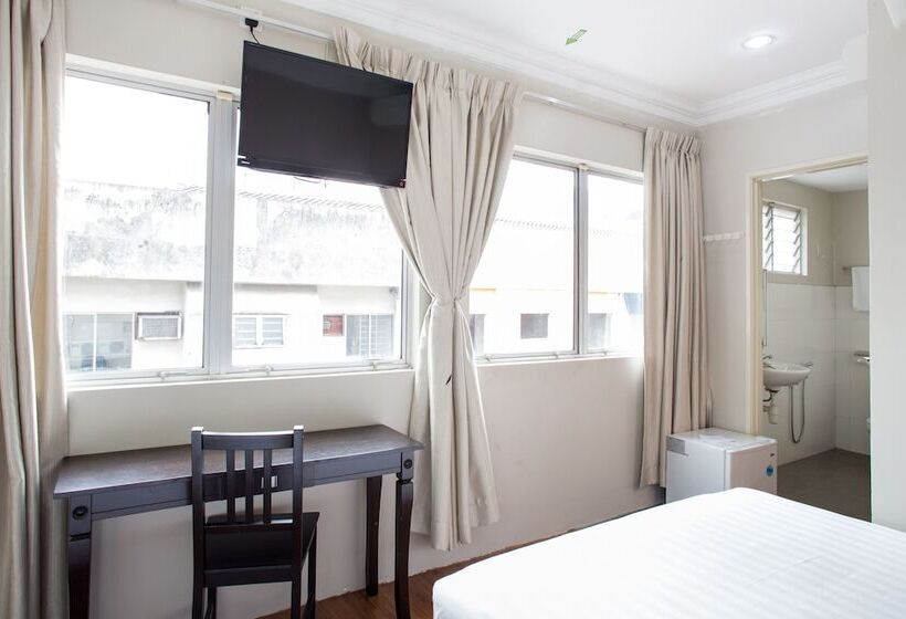 חדר דלוקס לשלושה, Pj Park