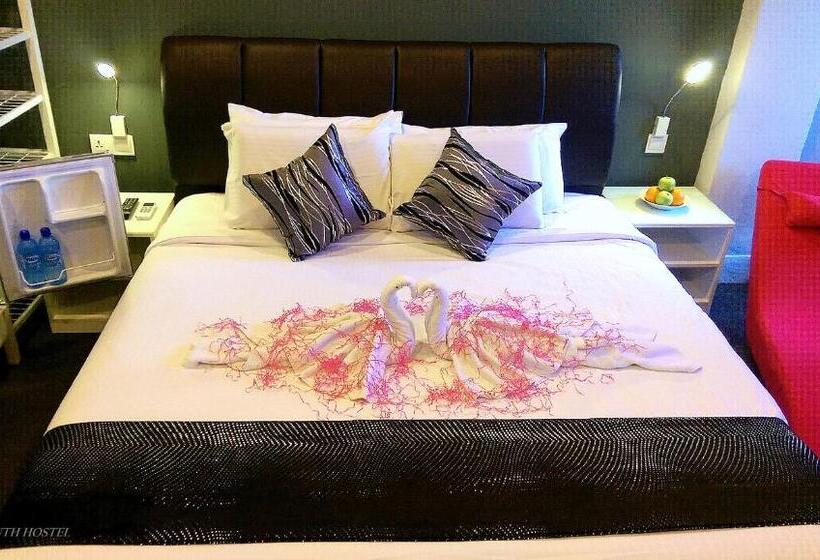 Трехместный Номер Стандарт с Балконом, Wassup Youth Hostel