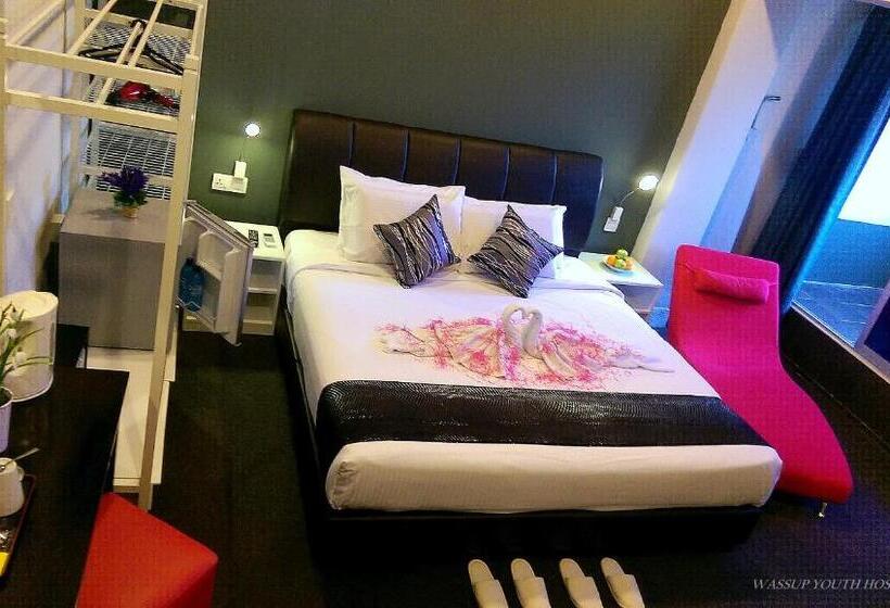 Трехместный Номер Стандарт с Балконом, Wassup Youth Hostel