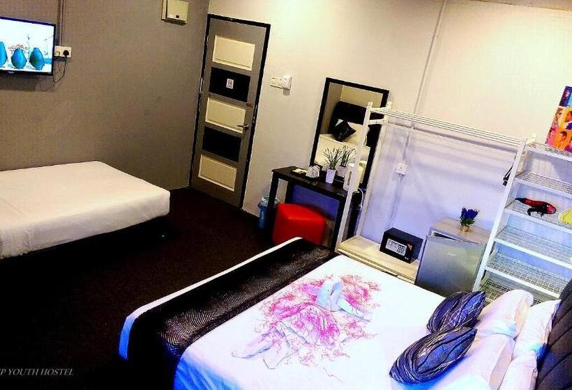 Трехместный Номер Стандарт с Балконом, Wassup Youth Hostel