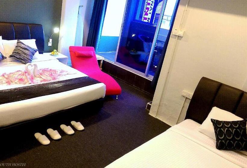 Трехместный Номер Стандарт с Балконом, Wassup Youth Hostel