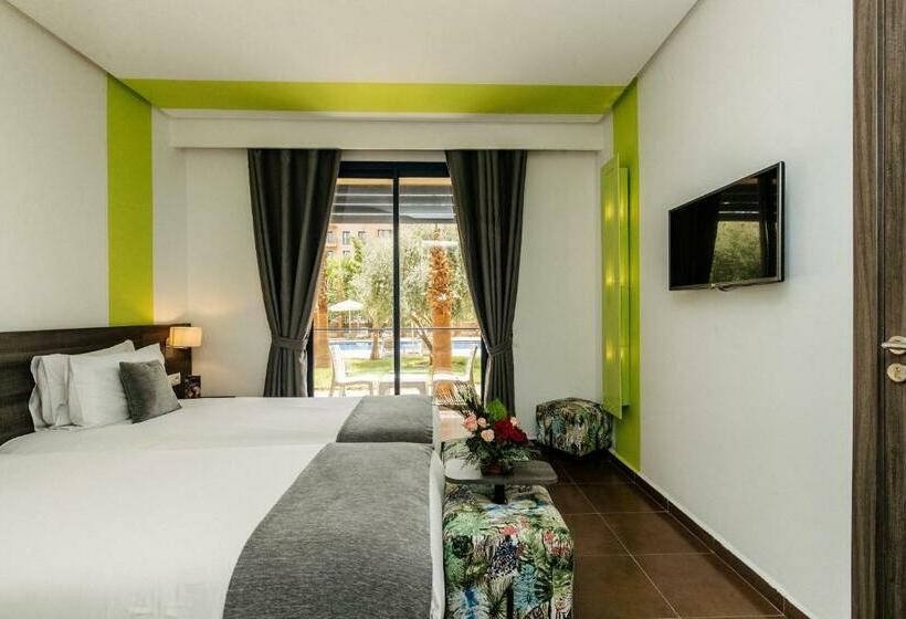 اتاق استاندارد با چشمانداز استخر, Wazo