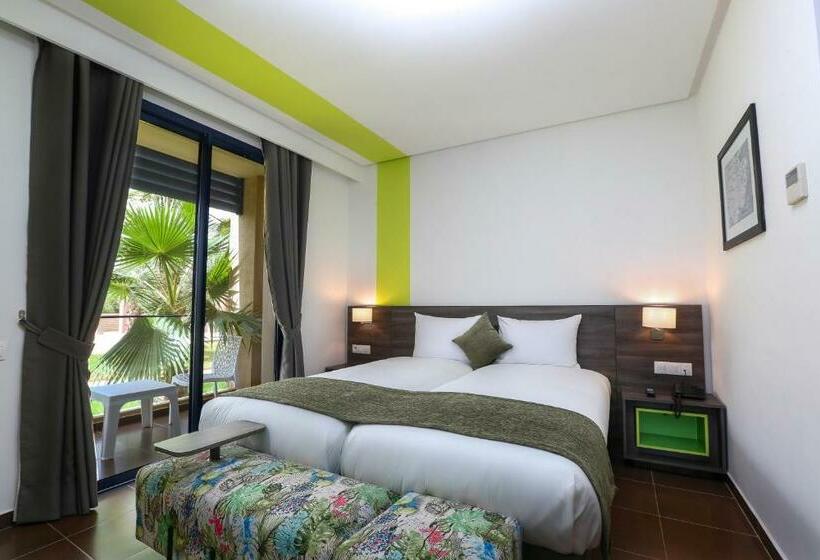 اتاق استاندارد با چشمانداز استخر, Wazo