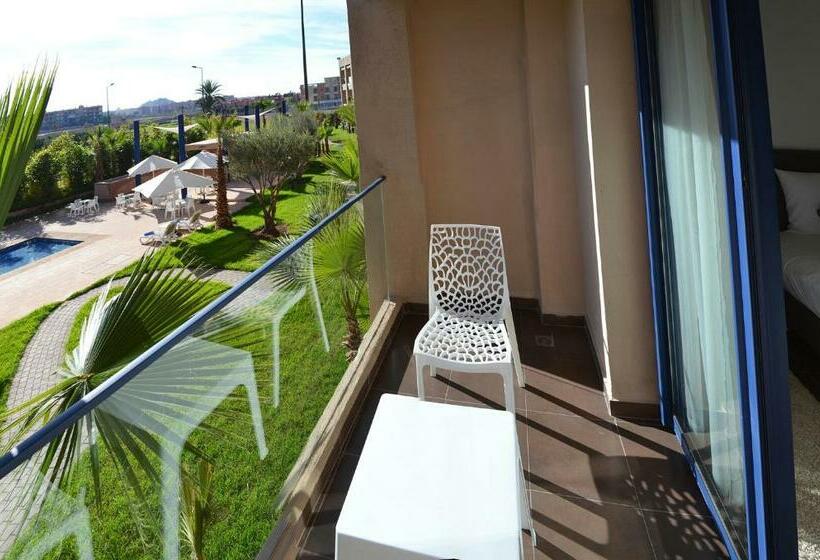 اتاق استاندارد با چشمانداز استخر, Wazo