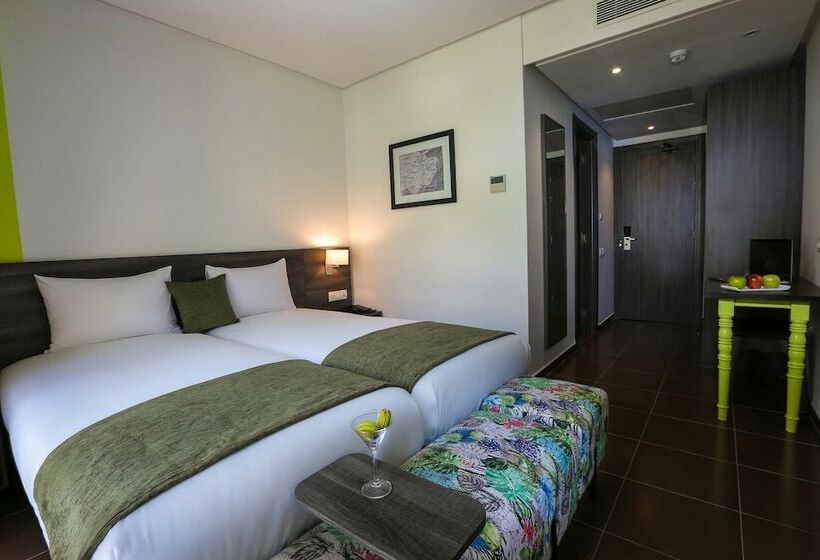 اتاق سوپریور با چشمانداز استخر, Wazo