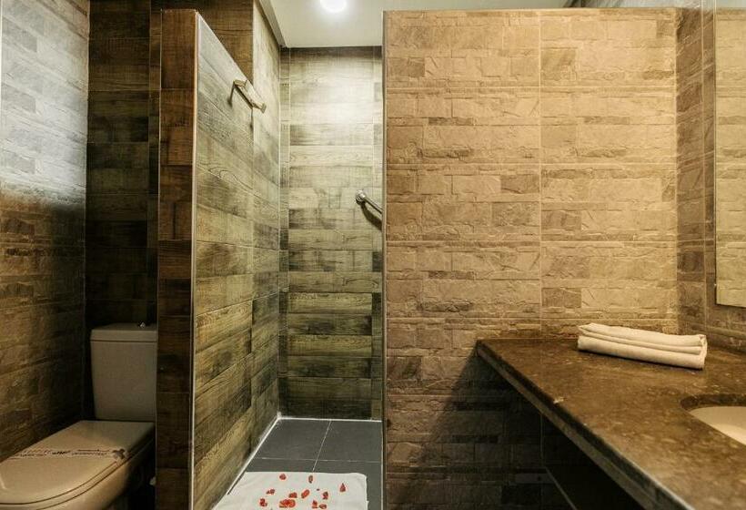 اتاق استاندارد سه نفره, Wazo