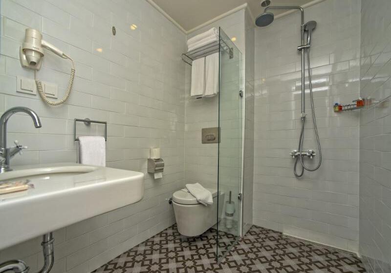 اتاق استاندارد سه نفره, Wazo