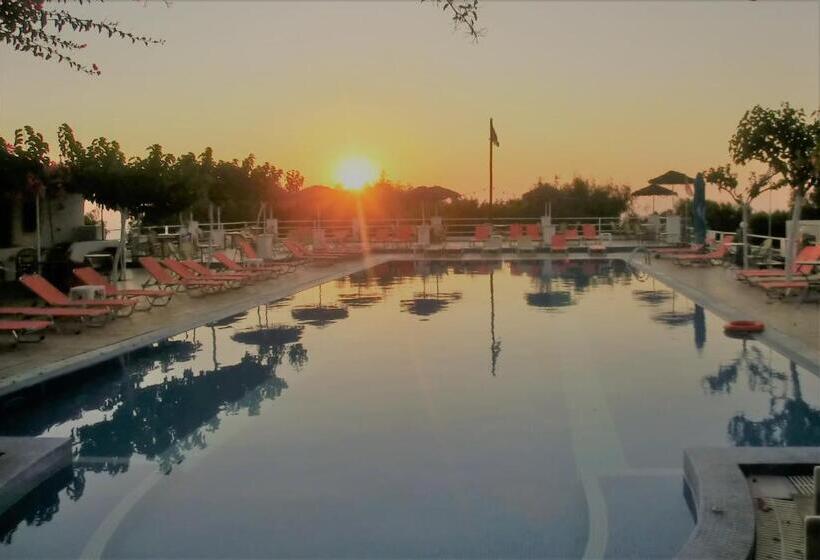 ベーシックトリプルルーム, Santorini Camping & Hostel