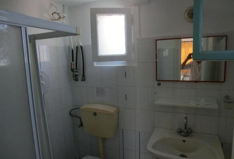 Четырехместный Номер Economy, Santorini Camping & Hostel