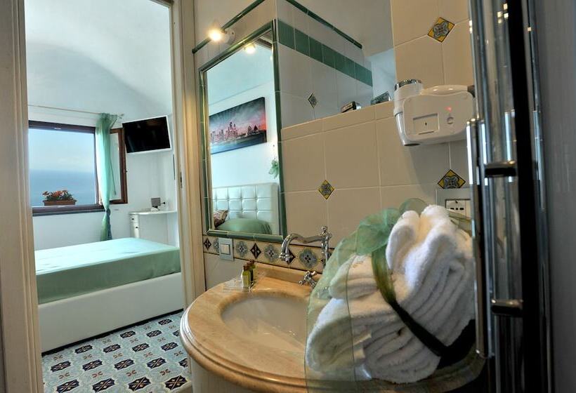 Номер Стандарт Вид на Море, World Center