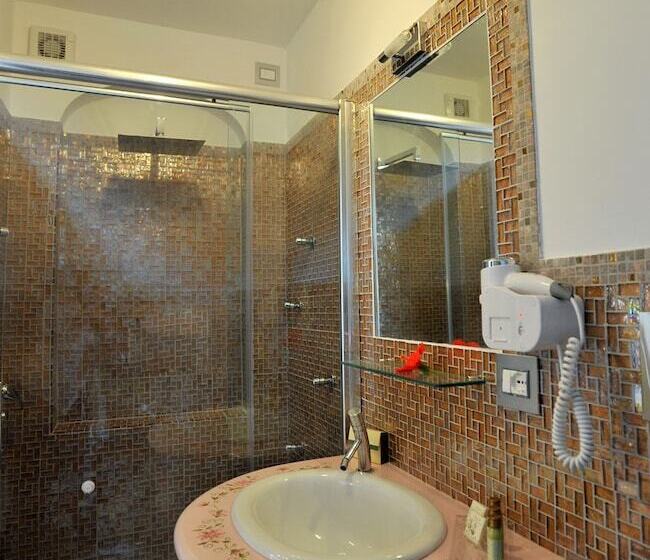 Номер Стандарт Вид на Море, World Center