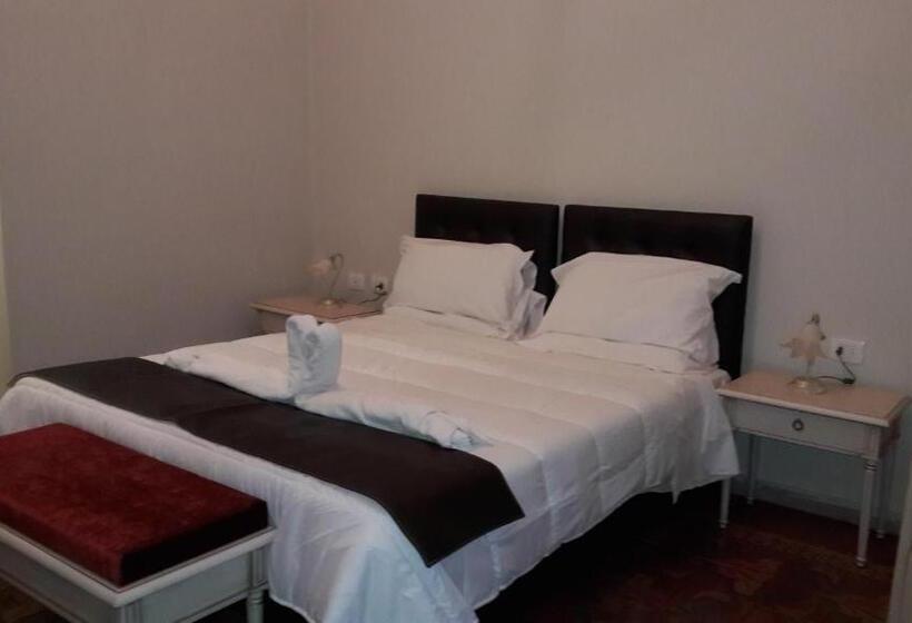 חדר קומפורט לשלושה, Umberto House Catania