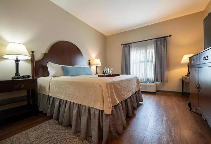 キングサイズベッドのデラックスルーム, Chateau Saint Denis A Historic Hotel Downtown Natchitoches