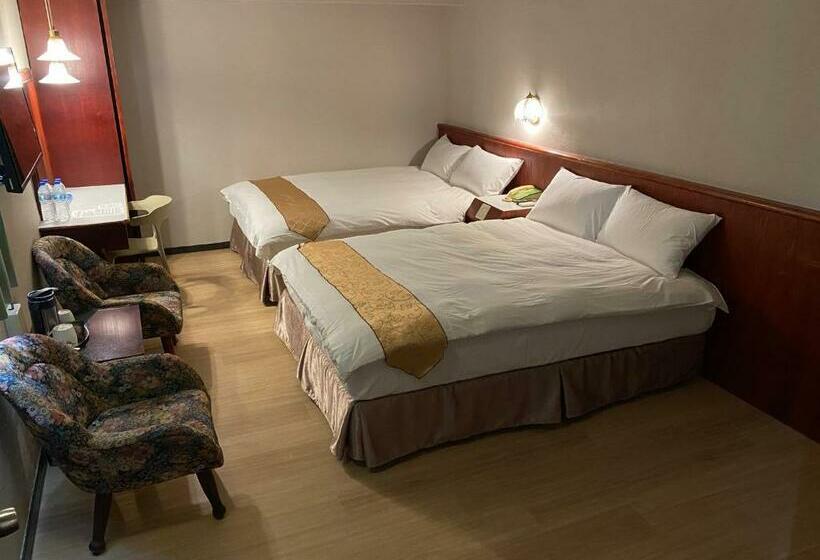 חדר סטנדרט לארבעה, Gene Long Haiy Att