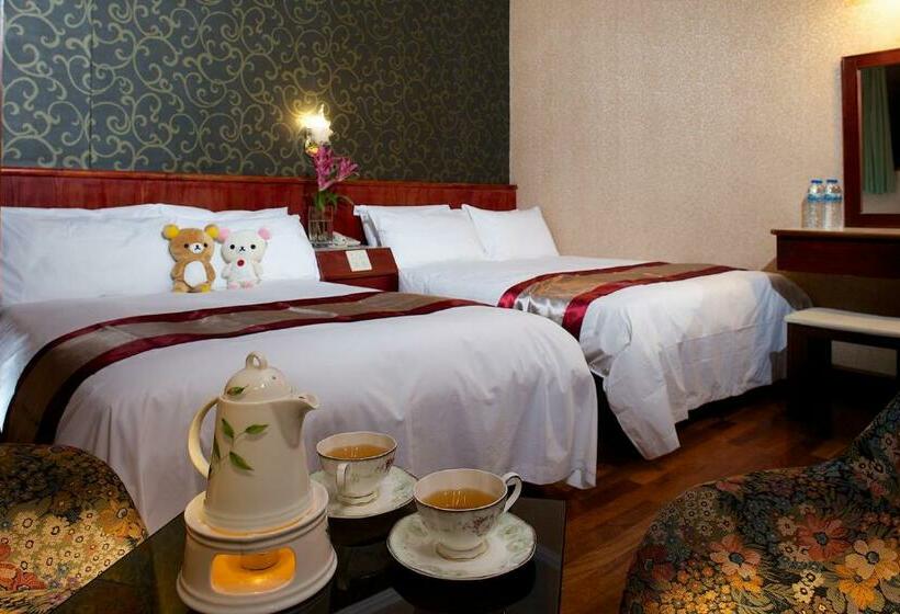 חדר סטנדרט לארבעה, Gene Long Haiy Att