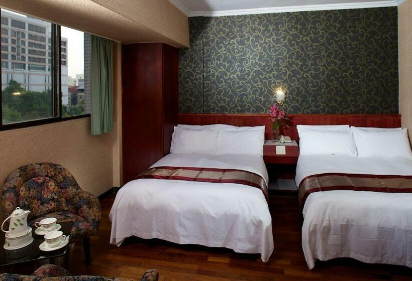 חדר סטנדרט לארבעה, Gene Long Haiy Att