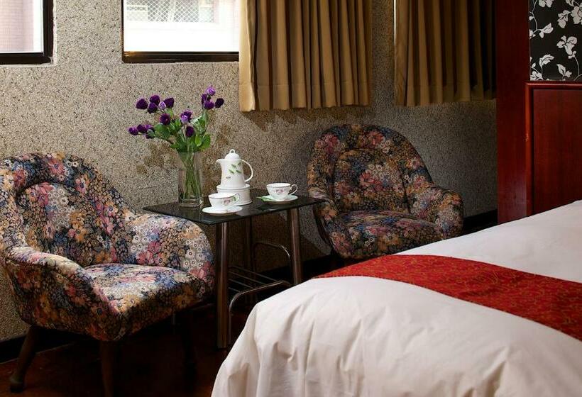 חדר סטנדרט לארבעה, Gene Long Haiy Att