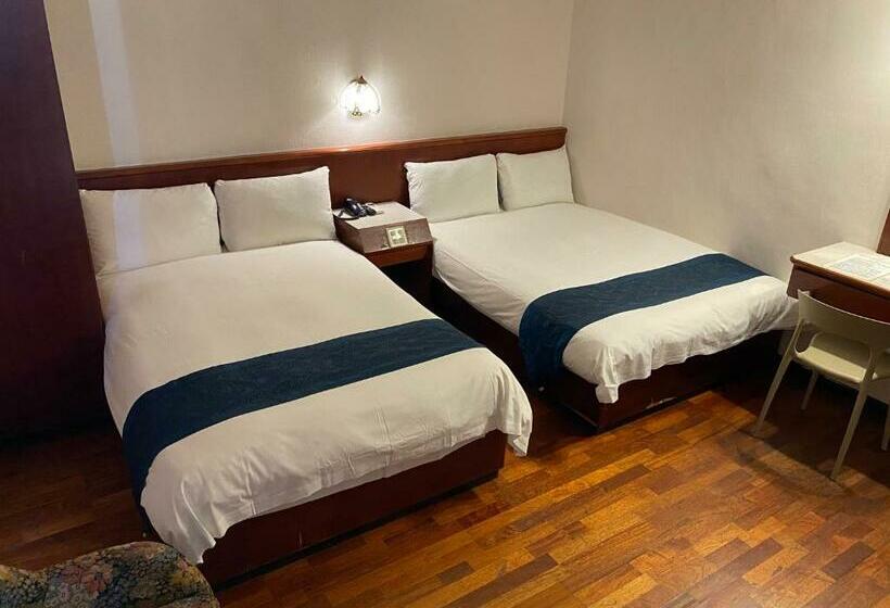 חדר סטנדרט לארבעה, Gene Long Haiy Att