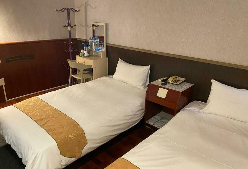 חדר סטנדרט, Gene Long Haiy Att