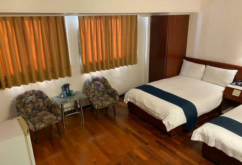 חדר סטנדרט לארבעה, Gene Long Haiy Att