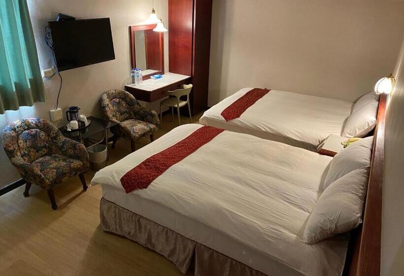 חדר משפחתי, Gene Long Haiy Att