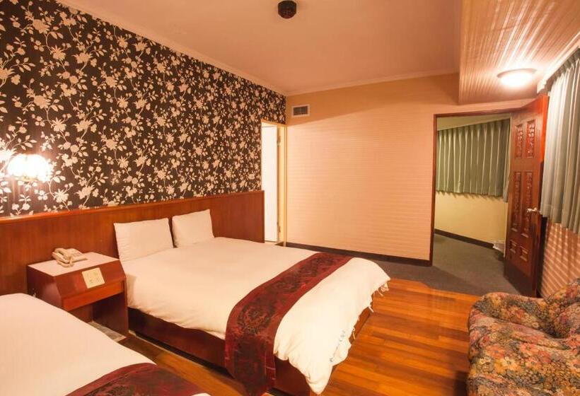 חדר משפחתי, Gene Long Haiy Att