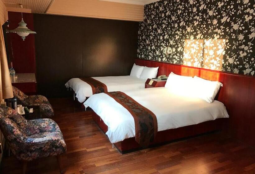 חדר משפחתי, Gene Long Haiy Att