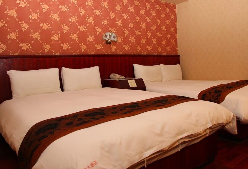 חדר סטנדרט לארבעה, Gene Long Haiy Att