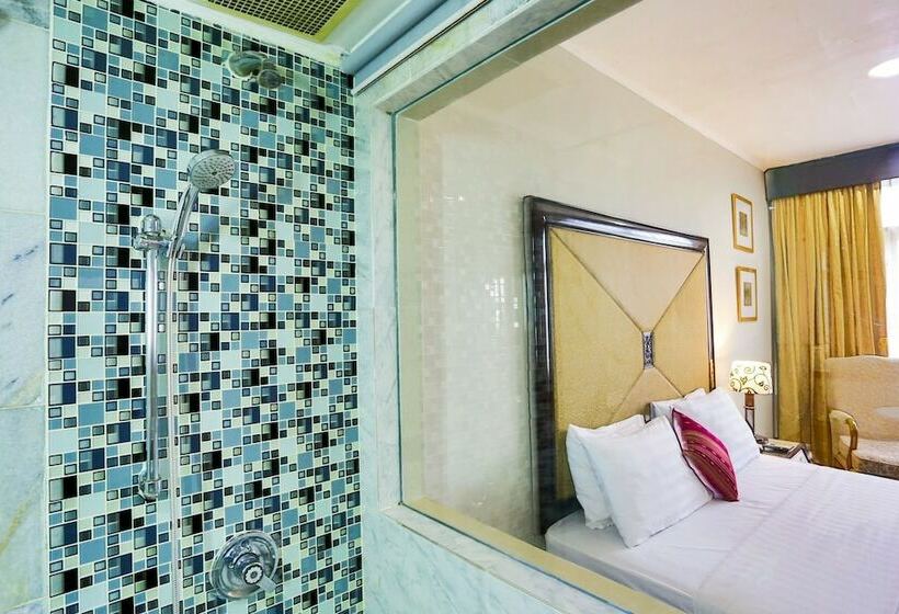 Deluxe-huone, Johns Pardede International