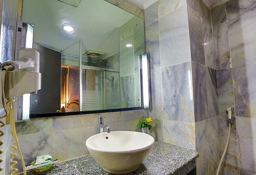 Superior-huone, Johns Pardede International