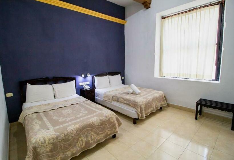 Полулюкс, Montejo