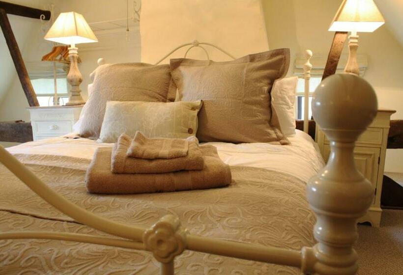 בקתה, Riverside House