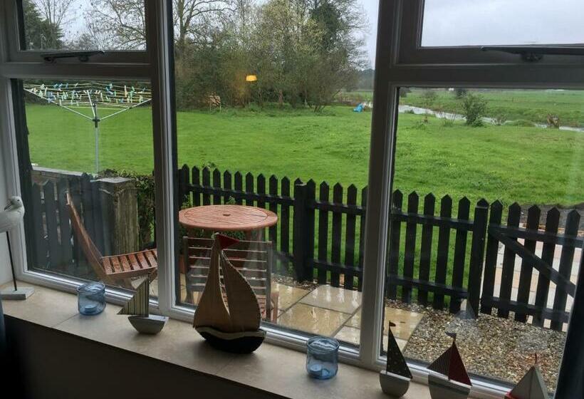 חדר דלוקס, Riverside House