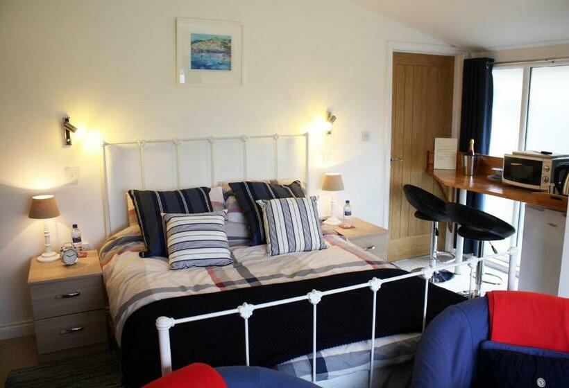 חדר דלוקס, Riverside House