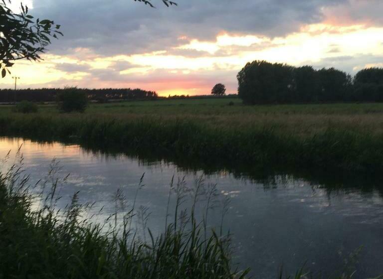 חדר דלוקס, Riverside House