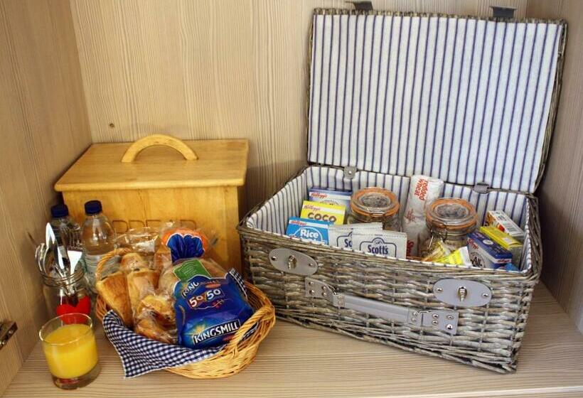 חדר דלוקס, Riverside House