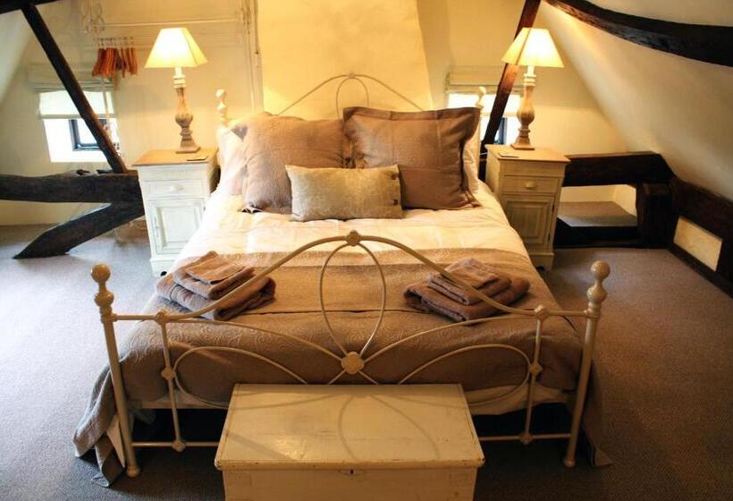 בקתה, Riverside House