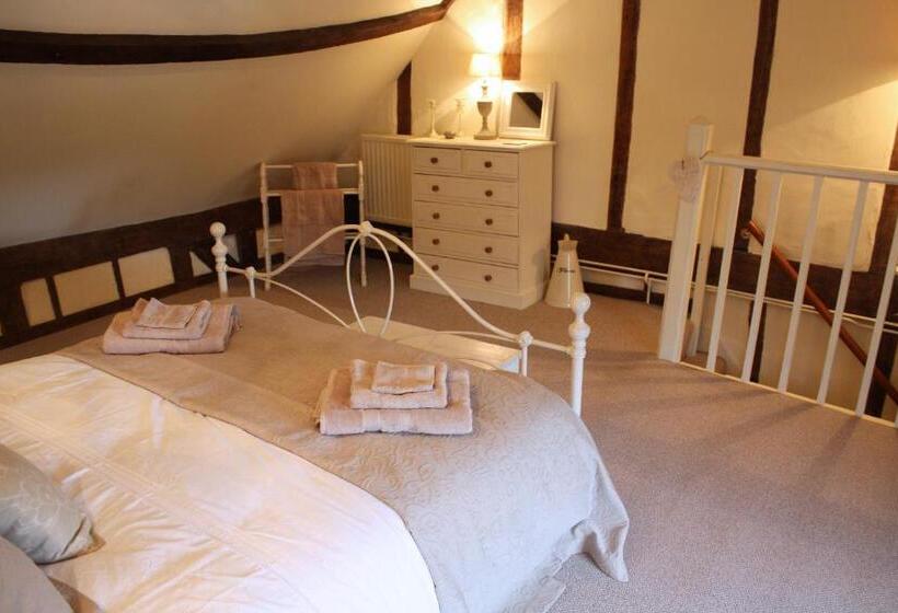 בקתה, Riverside House