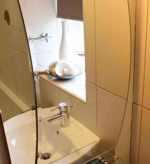 בקתה, Riverside House