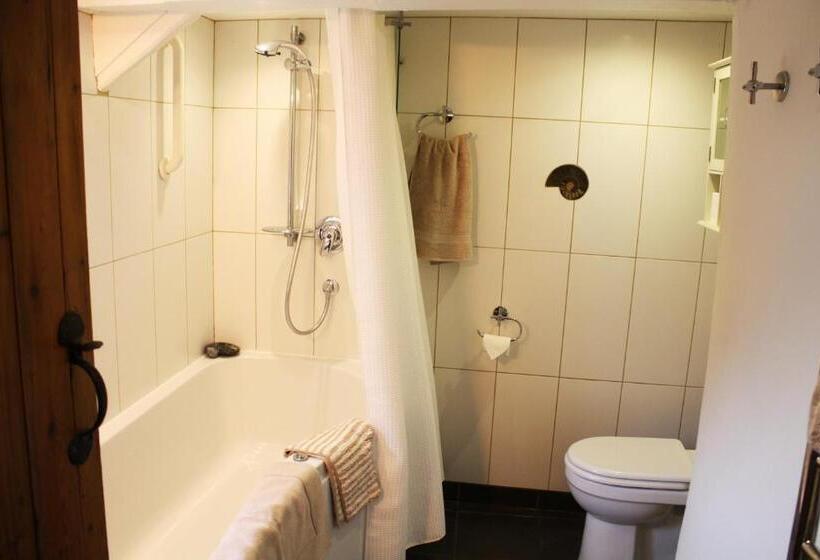 בקתה, Riverside House