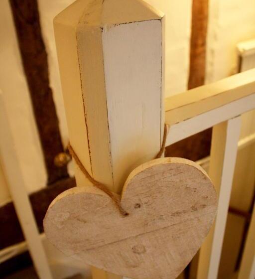 בקתה, Riverside House