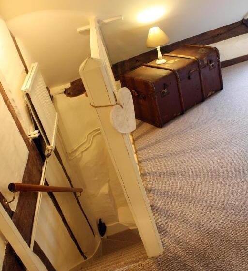 בקתה, Riverside House